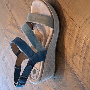 Earth Origins women's wedge sandal size 8.
